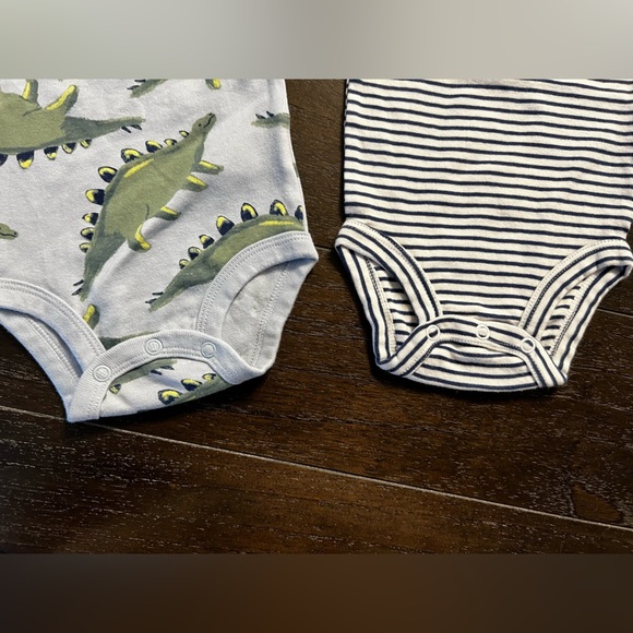 Infant baby Carter’s 3-6M bundle - two onesies, hoodie and sweatpants - Picture 4 of 8